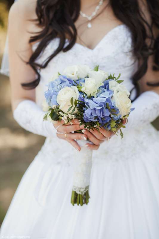 Букет невесты из голубых гортензий и белых роз - фото 3114231 Свадебное агентство Dream Weddings