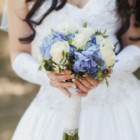 Букет невесты из голубых гортензий и белых роз