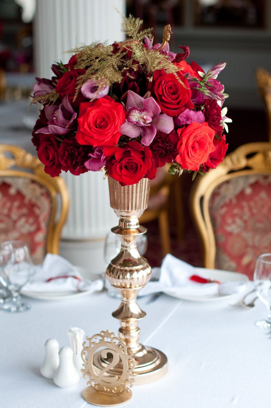 золотая ваза на столе гостей - фото 15795534 Студия флористики и декора "Глориоза"