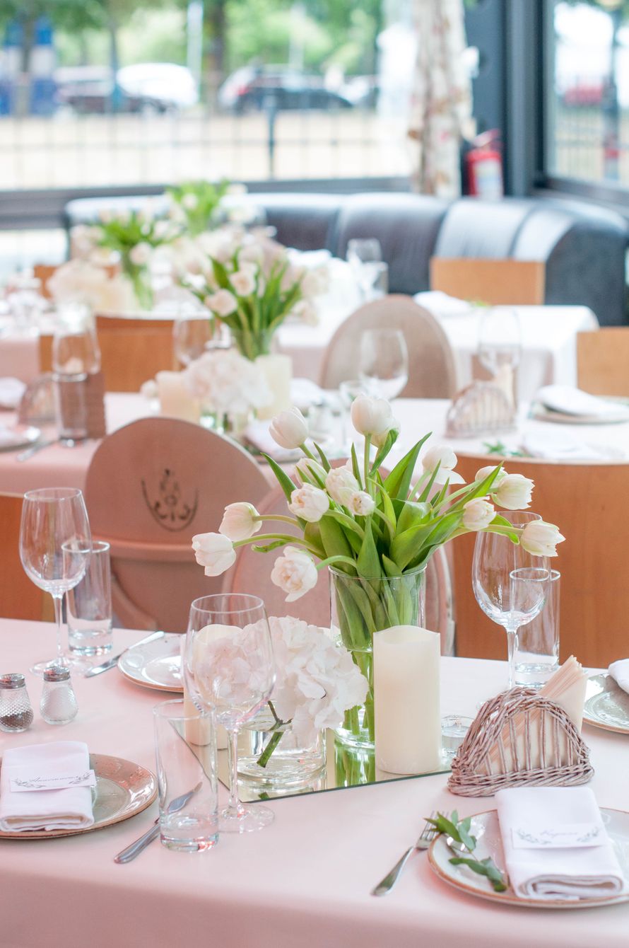 композиция с тюльпанами на стол гостей - фото 17585420 Студия флористики и декора "Глориоза"