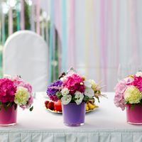 Цветочные композиции на столе молодоженов. Свадебное оформление на берегу Финского залива