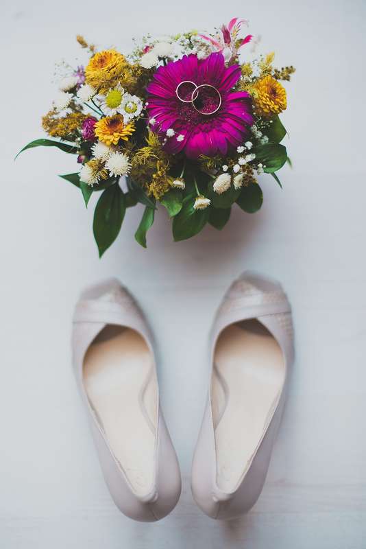 Образ невесты: букет из гербер и свадебные туфли  - фото 2748201 Фотограф Иван Пономаренко