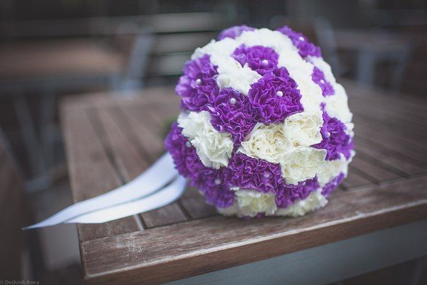 Круглый букет невесты из белых и фиолетовых гвоздик, декорированный белой атласной лентой  - фото 2145436 Флорист Ирина Комарова