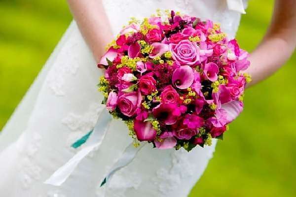 Круглый букет невесты из ярких розовых калл, роз и желтого лимониума  - фото 2145512 Флорист Ирина Комарова