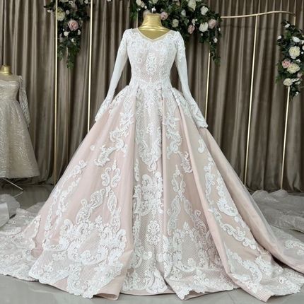 Роскошное свадебное платье в пудровом цвете