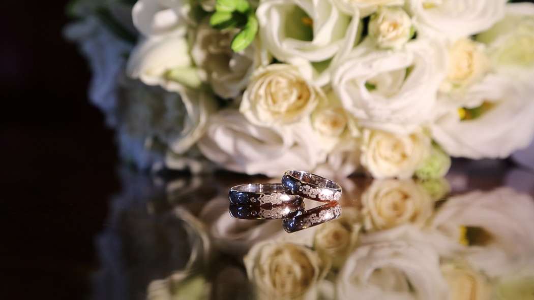 Обручальные кольца необычной окантовки на фоне белых роз. - фото 2656355 Видеограф Илья Зайцев