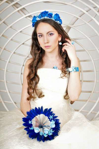 необычный букет из сухоцветов и стабилизированных роз синего и голубого цветов. Кулон из голубых роз, кольцо-цветок и венок/обруч на голову из синих роз, отлично подходящий обладательницам длинных волос. - фото 2469933 Evanty-украшения из стабилизированных цветов