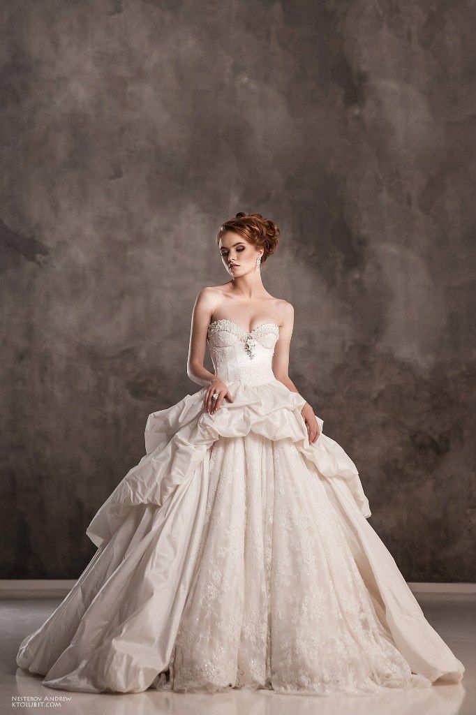 Невеста в пышном платье кремового цвета с юбкой с защипами сзади и шлейфом, корсет выполнен из кружева  - фото 3569241 Свадебные платья L'Avenir boutique