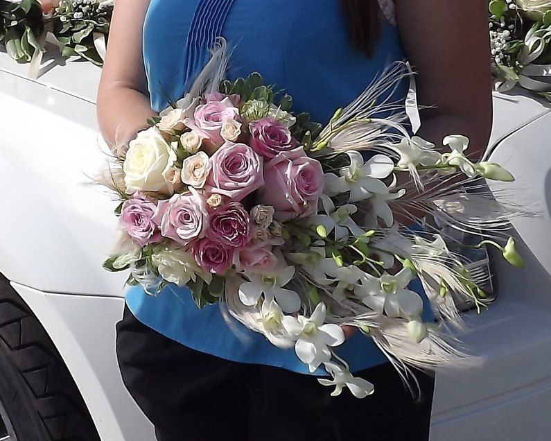 Букет невесты с розами и орхидеей Дендробиум
