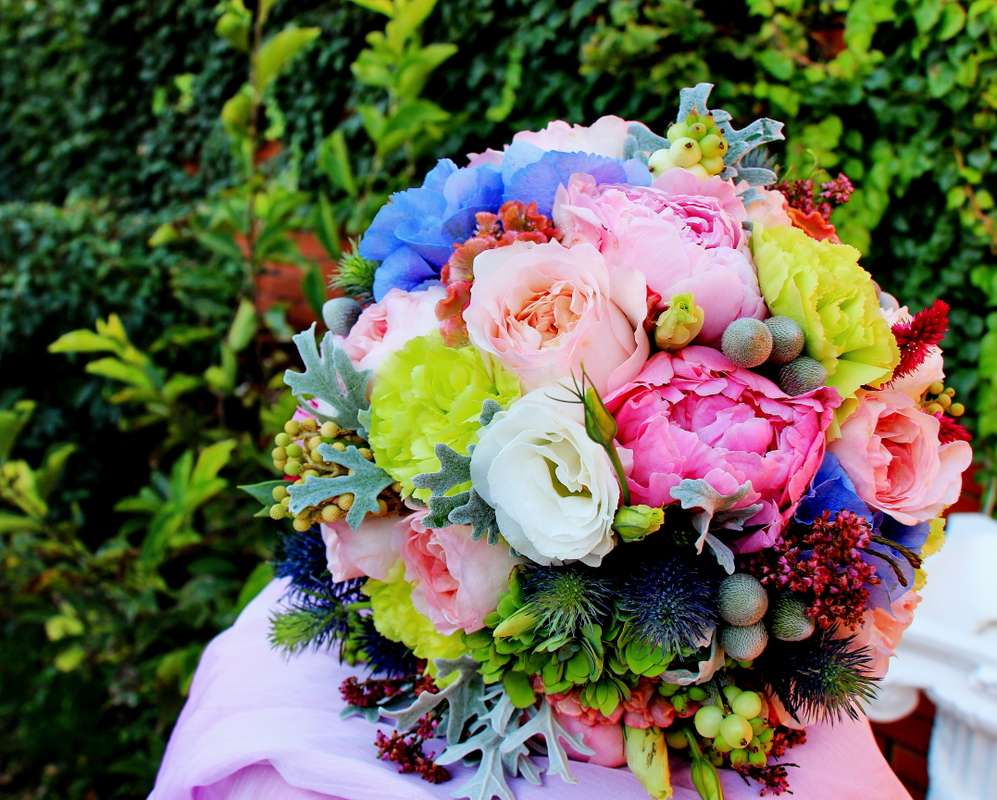 Яркий букет невесты из розовых пионов и роз, голубых гортензий, белых эустом, салатовых гвоздик, голубых эрингиумов, красной - фото 1621127 Невеста01