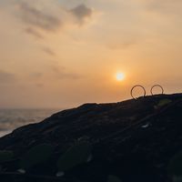 Свадебная фотосессия на берегу океана на острове Шри-Ланка.Кольца