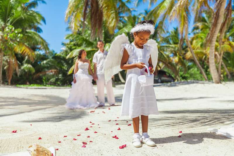 Девочка - ангел на прогулке с женихом и невестой  стоит на песке среди пальм  с корзинкой в руках, в белом красивом платье с - фото 1666651 Vedi Tour Group - свадьба за границей