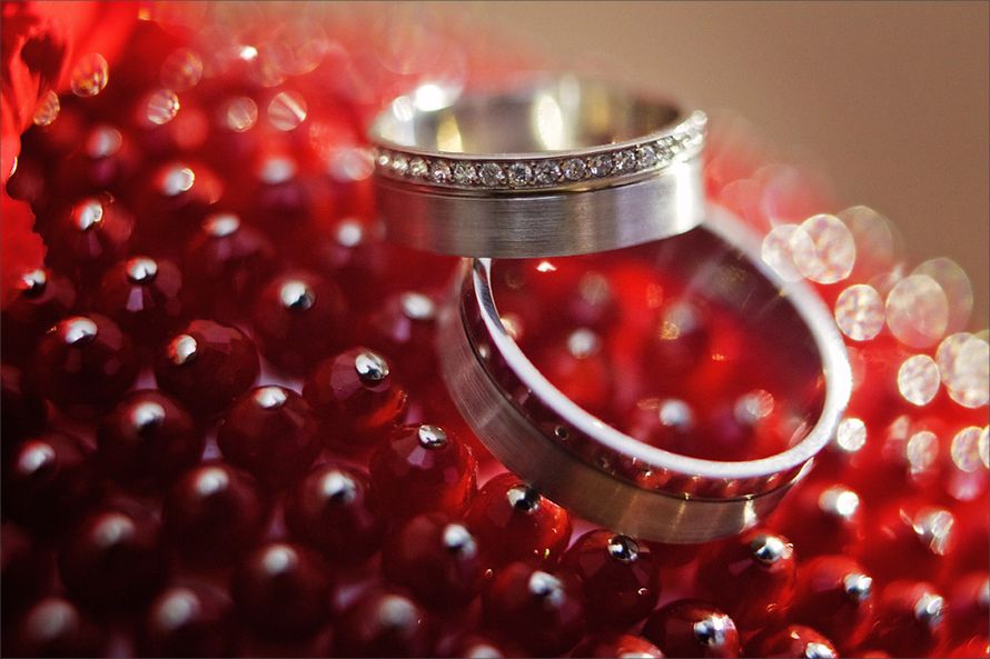 Обручальные кольца на фоне россыпи красных бусин. - фото 2804139 katrinlove