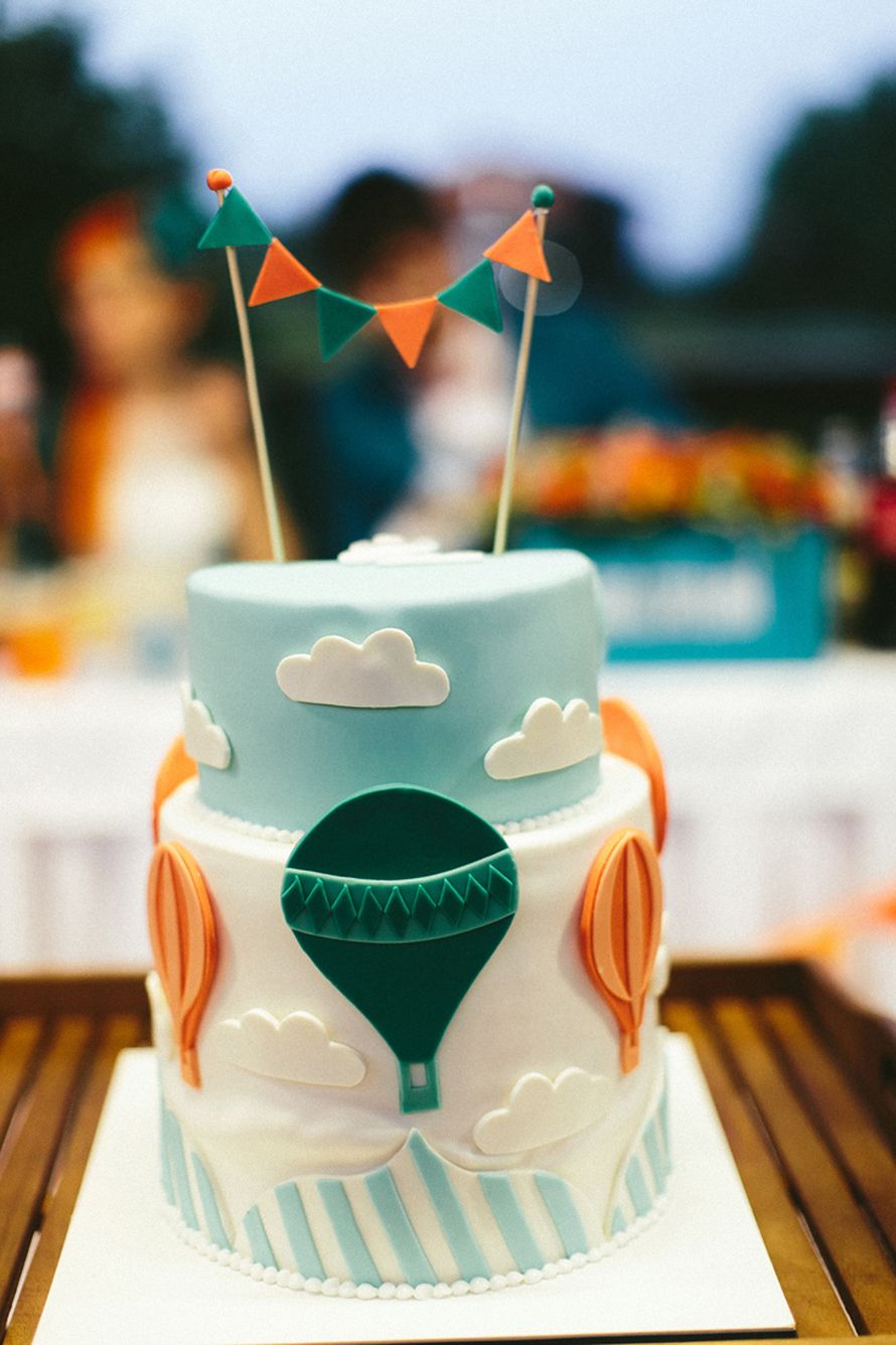 Высокий торт сделанный разукрашен в форме небес, облако  и воздушный шар. - фото 3333047 Фотограф Екатерина Огарская