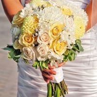 Желто-белый букет невесты из астр и роз