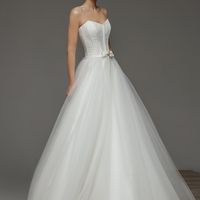 Lucy
Классическое фатиновое свадебное платье с пышной юбкой и необычным корсетом c графичными отсрочками.  Юбка выполнена из множества слоев мягкого английского фатина. Корсет платья, оформленный тонким кружевом и сатиновыми лентами, несмотря на свою плот