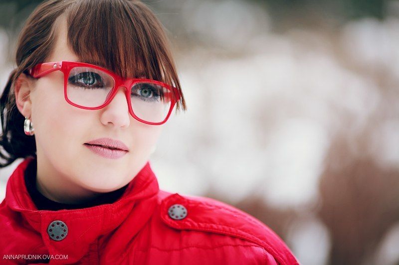 На улице стоит девушка в красных очках и красном пальто - фото 3322255 anastas_bog
