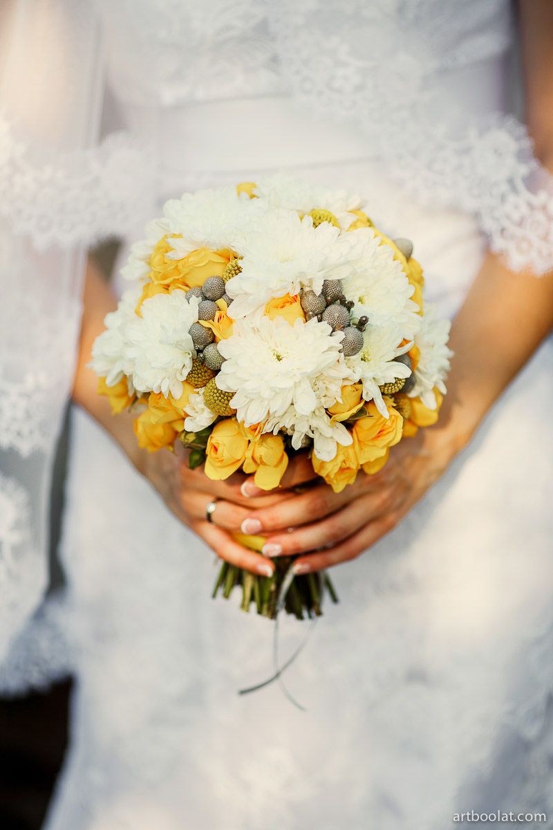 Букет невесты из белых хризантем, желтых роз и краспедий  - фото 3199899 Troy