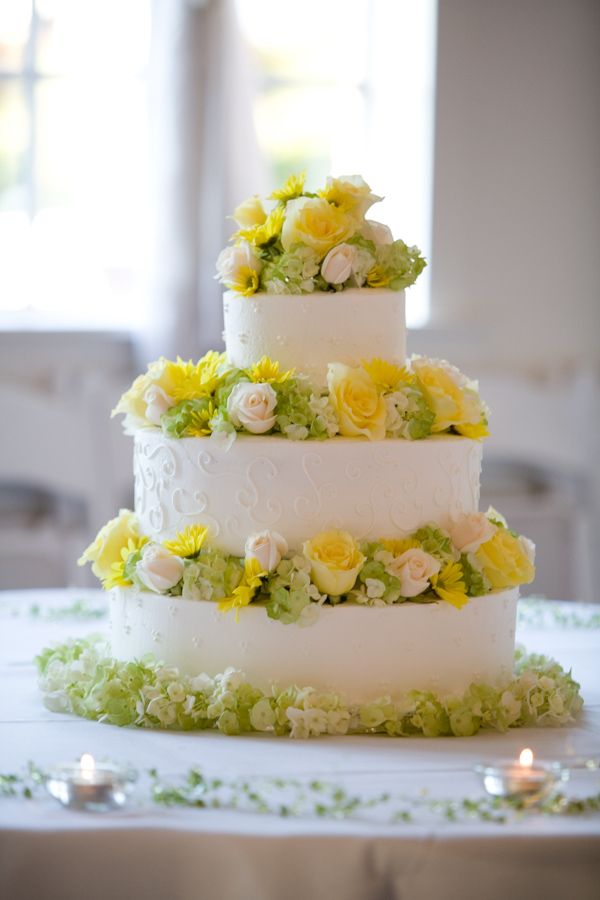 Трехъярусный белый торт, украшенный белыми, зелеными и желтыми розами. - фото 2754033 vetochka-solnza