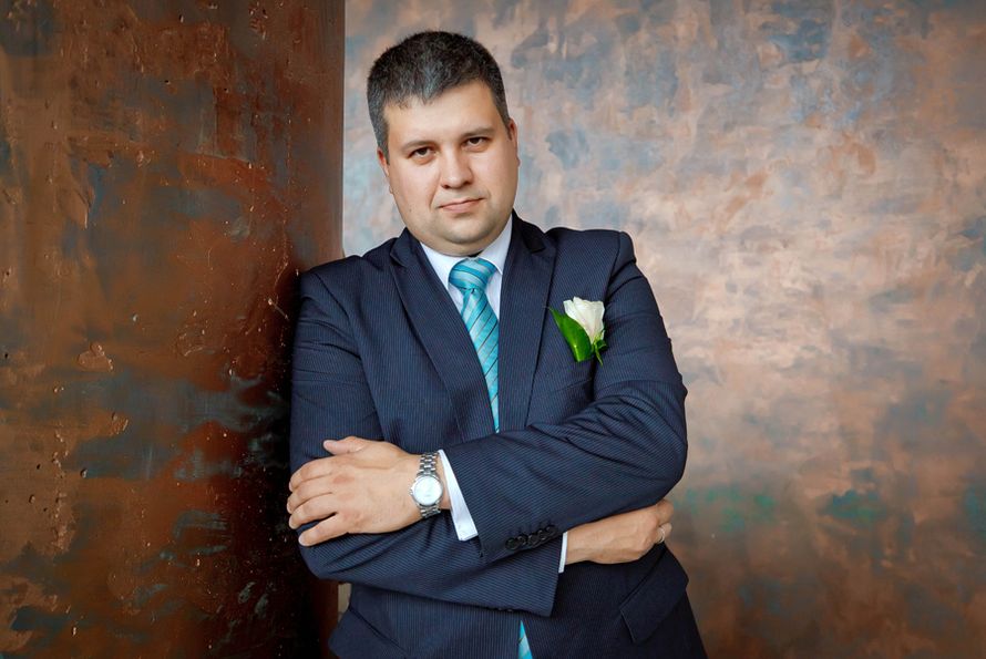 Классический синий костюм жениха "двойка" с белой рубашкой, полосатым голубым галстуком и с зелено-белой бутоньеркой в петлице - фото 1779377 Фотограф Ерошин Тарас
