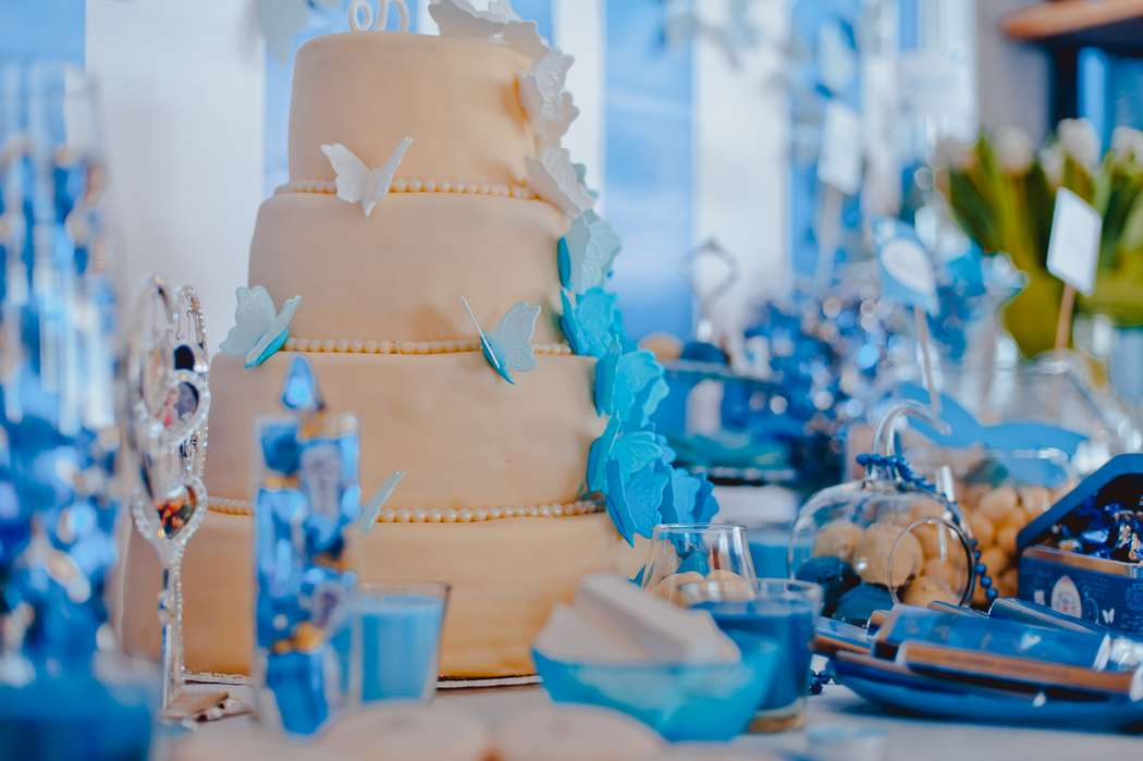 Свадебный торт, персикового цвета с белоснежными и голубыми, словно сказочными, сахарными бабочками - фото 2177774 Свадебное агентство "Белое"