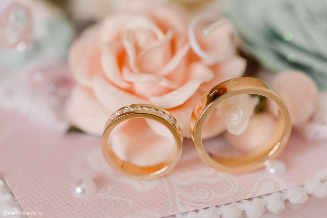 Золотые обручальные кольца, выполнены в классическом стиле  с гравировкой на фоне бутонов роз и бусин. - фото 2791987 AnnAndreeva