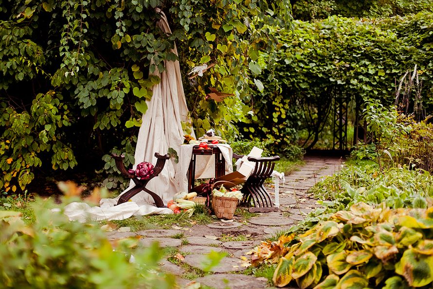 Оформление осенней фотосессии свадьбы в стиле рустик: стол, украшенный белым полотном, книгами, осенними листами,овощами, ветка - фото 1775213 Teplo Event Bureau