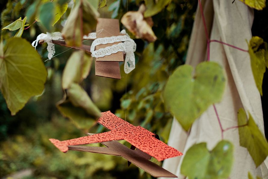 Декоративные бумажные самолётики, украшенные кружевом, декор для фотосессии весенней, летней свадьбы - фото 1775219 Teplo Event Bureau