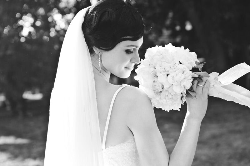 Невеста с прической, убранной под фату с букетом невесты из пионов в руках  - фото 958221 Усик Анна фотограф