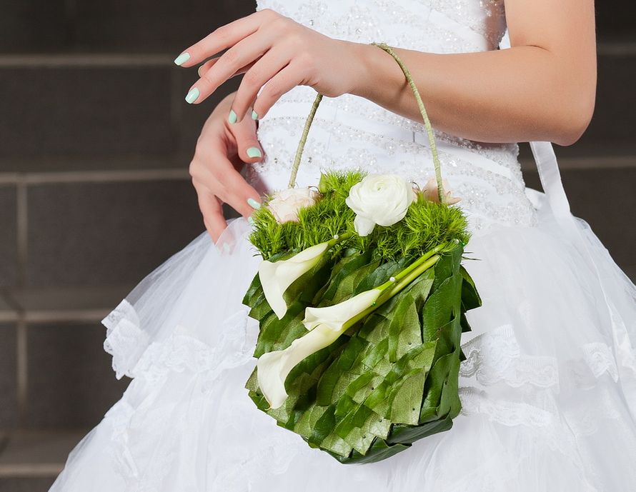 Оригинальная букет-сумочка невесты из зелени, зеленого диантус гренни, белых роз и калл  - фото 2038236 Ателье Радужный павлин
