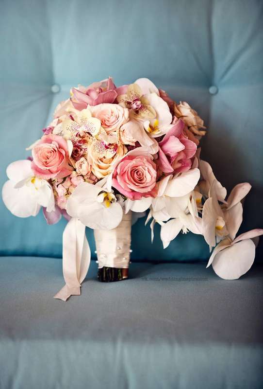 Букет невесты из розовых роз и белых орхидей, декорированный белой лентой  - фото 2339984 Салон флористики Magique Fleur