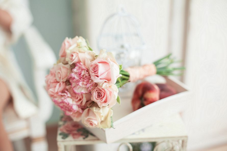 Букет невесты из розовых роз и гвоздик, декорированный розовой лентой  - фото 2769905 Фотограф Яна Мазулева