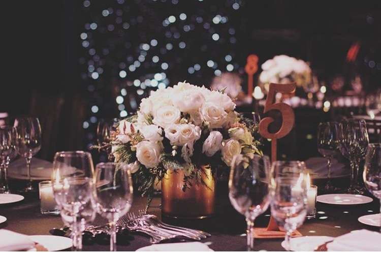Настольные композиции из цветов в белом цвете на корпоративном мероприятии компании Chanel от Мастерской декора и флористики "Mi Amor" оформление свадьбы, оформление ресторана - фото 13038834 Мастерская декора и флористики "Mi Amor"