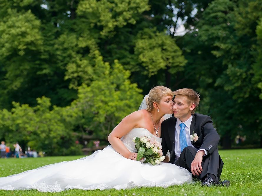 Download wallpaper bouquet, family, pair, costume, lovers, the bride, white dres