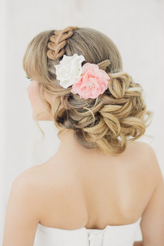 Причёску невесты украсили шелковые цветы ручной работы розового и белого тонов - фото 2267702 Свадебные стилисты Art4Studio