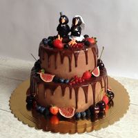 Свадебный торт с шоколадом и  ягодами