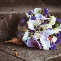 Букет с орхидеями в фиолетовых тонах