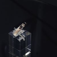 Помолвочное кольцо. Выполнено из красного золота 585 пробы. В центре кольца бриллиант. Внешняя сторона кольца имеет смешанную фактуру, глянец вокруг бриллианта и матовую поверхность к низу кольца. Матовка нанесена методом пескоструйки.