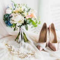 нежный букет из гортензии, роз и пионов в пастельной гамме, бежевые туфли, жемчужное колье, образ невесты