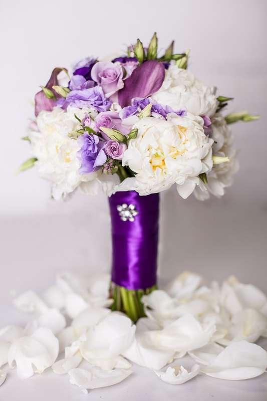 Букет невесты из белых пионов, фиолетовых эустом, сиреневых роз и калл, декорированный ярко-фиолетовой лентой и брошью - фото 2035708 Свадебное агентство "Black&White"