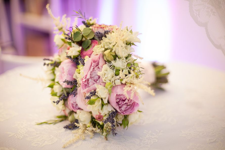 Букет невесты из розовых пионов, белой астильбы и роз, зеленого эвкалипта и фиолетовой лаванды  - фото 2183198 Свадебное агентство "Black&White"