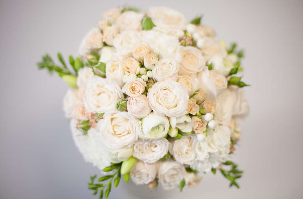 Букет невесты из розово-белых роз, белых гвоздик и фрезий, декорированный нежно-розовой лентой  - фото 2321736 Свадебное агентство "Black&White"