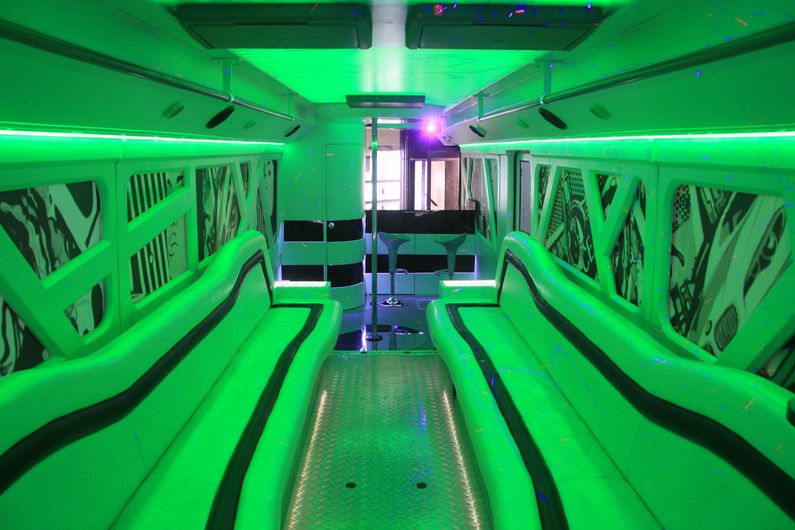 диванная зона при зеленом светодиодном освещении - фото 2043744 Станция Позитива - автобус-лимузин на свадьбу