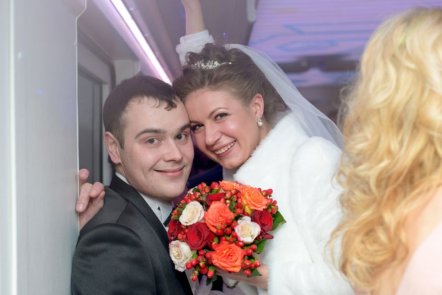 Счастливые молодожены в Crazy Party Bus - фото 2497469 Станция Позитива - автобус-лимузин на свадьбу