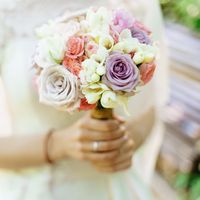 классический нежный букет невесты из роз пастельных оттенков и фрезии