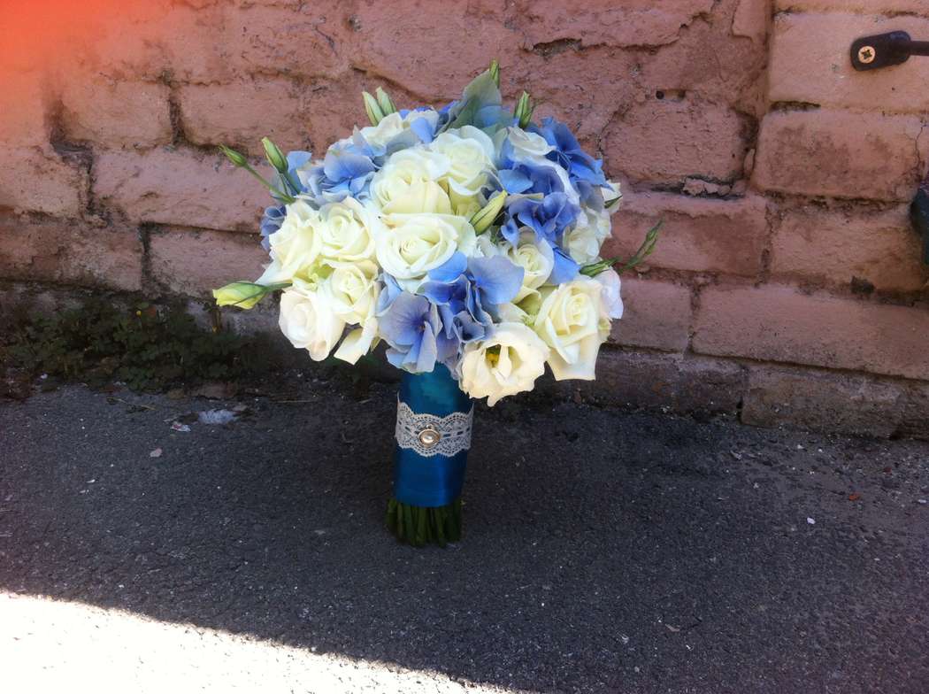 Букет невесты из голубых гортензий, белых роз и эустом, декорированный синей лентой и белым кружевом  - фото 2585149 Магазин "Цветочная лавка"