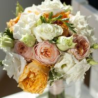 Букет невесты с потрясающими розами Вувузела и Каралуна. 4500 рублей