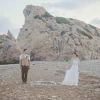 Жених и невеста на фоне скалы, омываемой морем