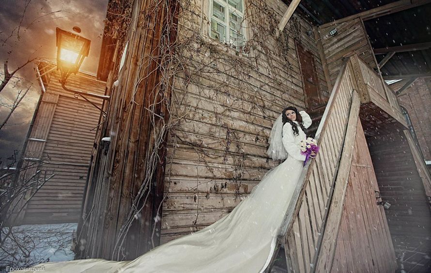 Невеста в белом длинном платье со шлейфом стоит на лестнице - фото 3612645 Студия "Video-Piter" - фото и видеосъёмка