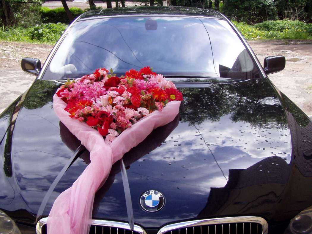 Черный автомобиль, украшенный экибаной из красно- розовых цветов, обрамленных розовым фатином. - фото 2623105 Дом Цветов - флористическое оформление торжества
